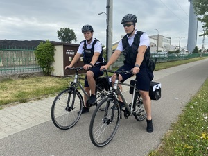 Policjanci na rowerach podczas patrolowania ulic miasta.