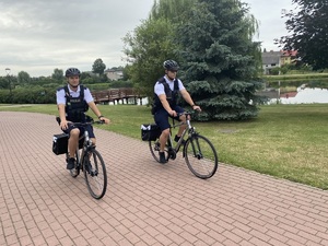 Policjanci na rowerach podczas patrolowania ulic miasta.