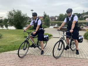 Policjanci na rowerach podczas patrolowania ulic miasta.