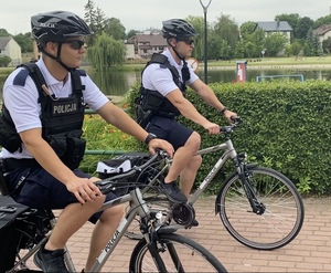 Policjanci na rowerach podczas patrolowania ulic miasta.
