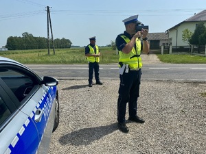 Policjanci podczas kontroli prędkości kierowców.