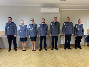 Policjanci ustawieni w szeregi podczas uroczystej zbiórki.