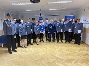 Policjanci na zdjęciu grupowym po zakończeniu uroczystej zbiórki.