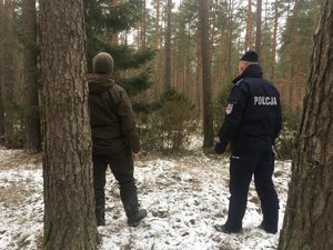 Policjant oraz Strażnik Leśny podczas kontroli lasu przeciwko nielegalnej wycince drzew.