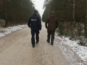 Policjant oraz Strażnik Leśny podczas kontroli lasu przeciwko nielegalnej wycince drzew.