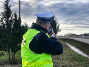 Policjant wykonujący pomiar prędkości