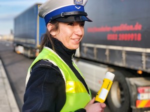 policjantka trzymająca urządzenie alcoblow