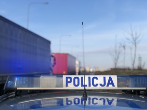 sygnalizacja z napisem policja