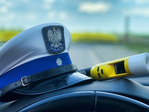 czapka policyjna oraz urządzenie do badania stanu trzeźwości