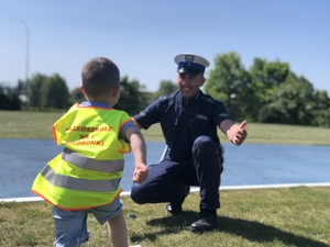 dziecko biegnące w stronę policjanta