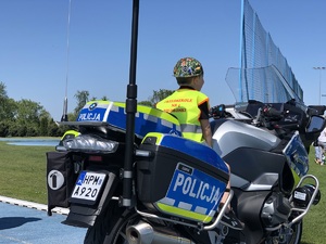 dziecko siedzące na motorze