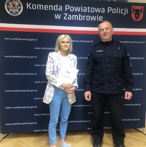 Komendant Powiatowy Policji z Pracownikiem Banku