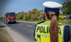policjantka wykonująca pomiar prędkości
