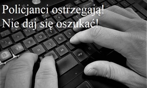 Na klawiaturze komputera napis: &quot;Policjanci ostrzegają! Nie daj się oszukać!&quot;