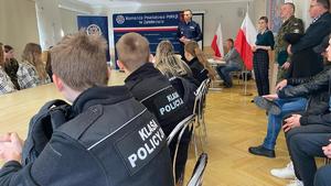 Policjanci podczas spotkania z uczniami w Komendzie Powiatowej Policji w Zambrowie.