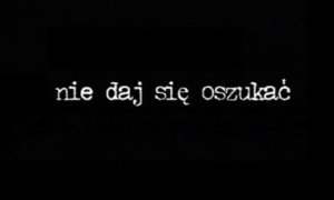 Na czarnym tle biały napis&quot;nie daj się oszukać&quot;.