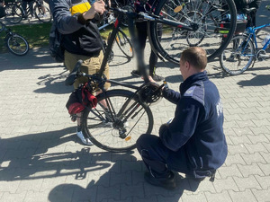 Policjant podczas znakowania roweru.