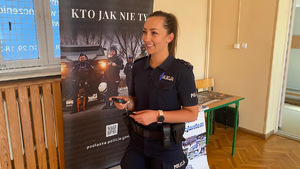 Policjantka podczas toru sprawności fizycznej.