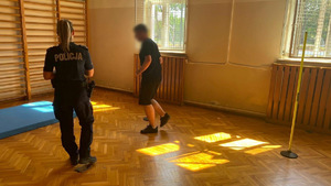 Policjantka podczas toru sprawności fizycznej wraz z ćwiczącym.