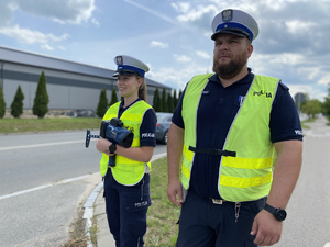 Policjanci podczas słuzby w terenie.