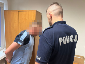 Policjant podczas badania stanu trzeźwości zatrzymanego nietrzeźwego kierujacego.