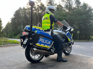 Policjant na służbowym motocyklu.