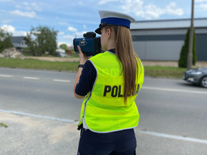 Policjantka podczas kontroli z jaka jeżdżą kierowcy.