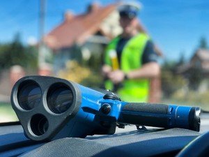 policjant z urządzeniem do pomiaru prędkości