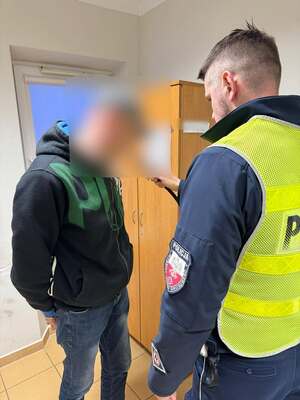 Policjant sprawdzający stan trzeźwości zatrzymanego.