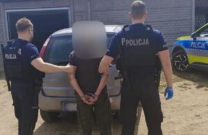 policjanci z zatrzymanym