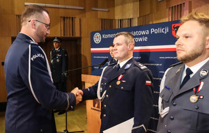 Policjanci z zaproszonymi gośćmi podczas odchodów Święta policji w Szkole Muzycznej.