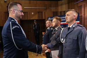 Policjanci z zaproszonymi gośćmi podczas odchodów Święta policji w Szkole Muzycznej.