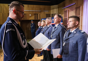 Policjanci z zaproszonymi gośćmi podczas odchodów Święta policji w Szkole Muzycznej.