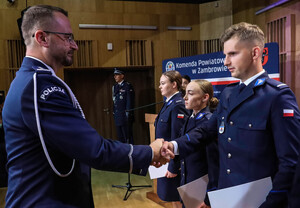 Policjanci z zaproszonymi gośćmi podczas odchodów Święta policji w Szkole Muzycznej.
