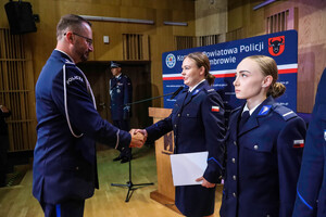 Policjanci z zaproszonymi gośćmi podczas odchodów Święta policji w Szkole Muzycznej.
