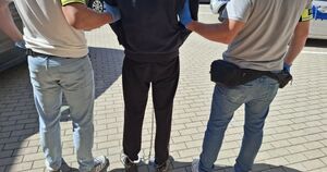 policjacni z zatrzyymanym podczas czynnosci wraz z zabezpiueczona bronia