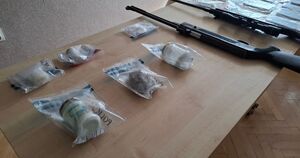 policjacni z zatrzyymanym podczas czynnosci wraz z zabezpiueczona bronia