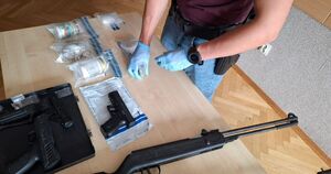 policjacni z zatrzyymanym podczas czynnosci wraz z zabezpiueczona bronia