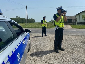 Policjant podczas sprawdzania prędkości kierujących pojazdami.