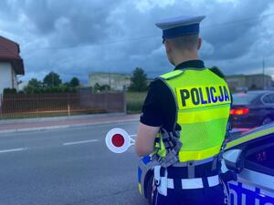 Policjant ruchu drogowego podczas służby na drodze.