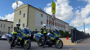 Policjanci podczas sprawdzania oznakowania drogowego w rejonie szkoły.