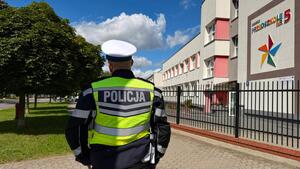 Policjanci podczas sprawdzania oznakowania drogowego w rejonie szkoły.