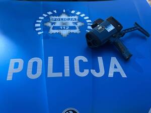 Napis "policja" na radiowozie.