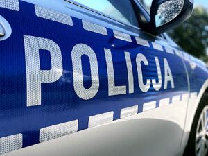 Napis "policja" na radiowozie.